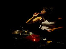 Cartel de Cómo hacer una bomba en la cocina de tu mamá — Teatro Cánovas, Málaga
